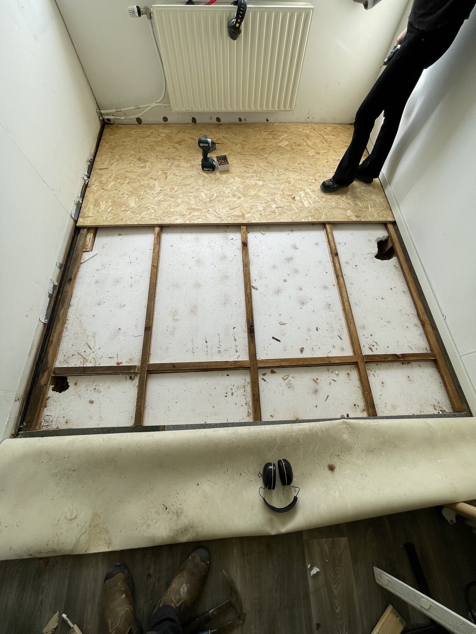 Vloer van een doucheruimte in opbouw, van bovenaf: OSB-platen op nieuwe balken
