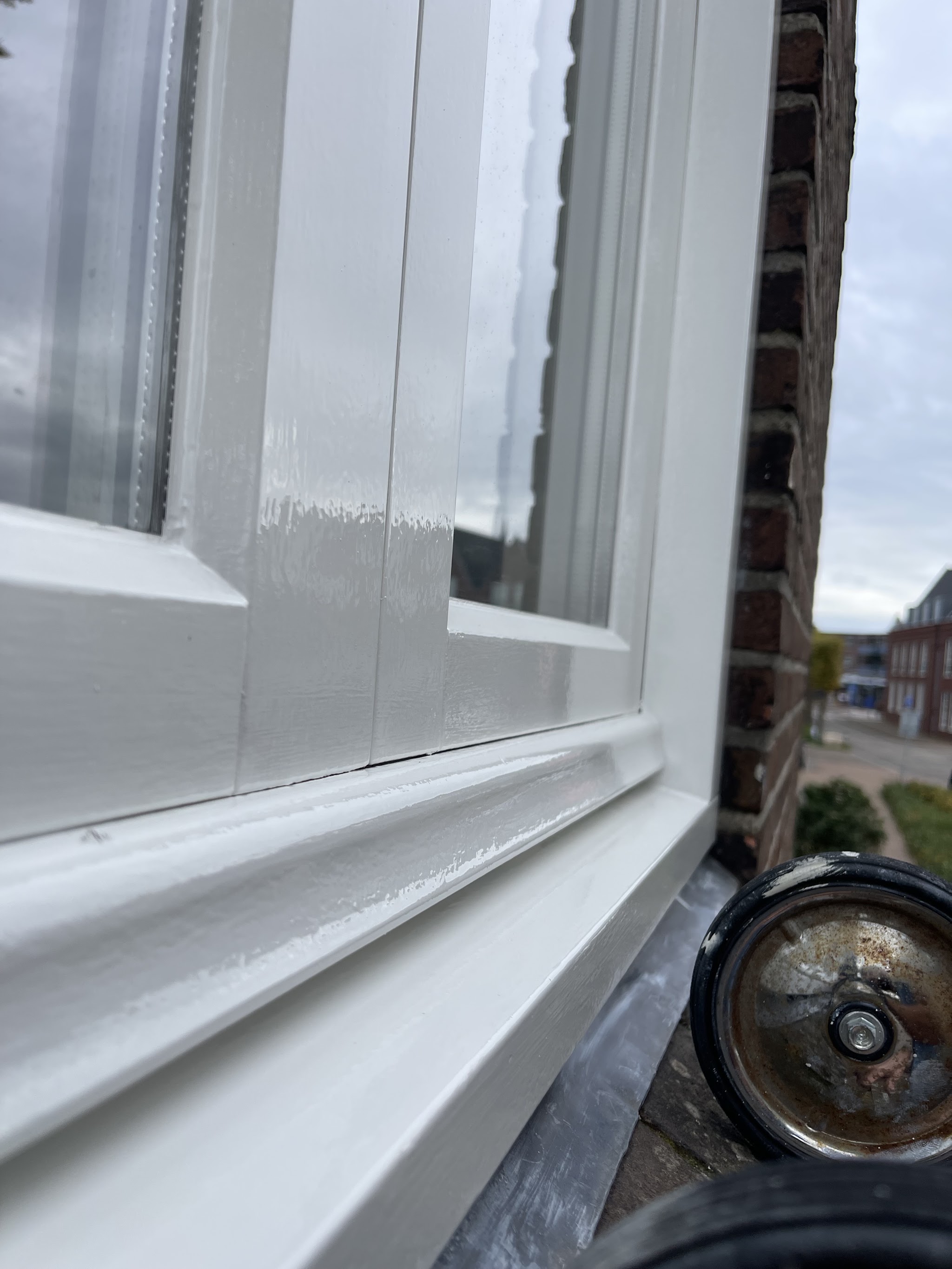 Close-up van een hoogglans wit geschilderd kozijn