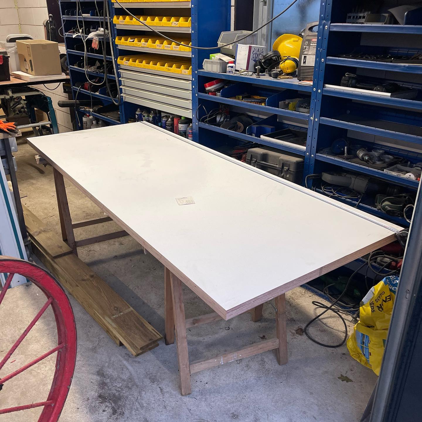 Werkplaats met een nieuwe deur op schragen