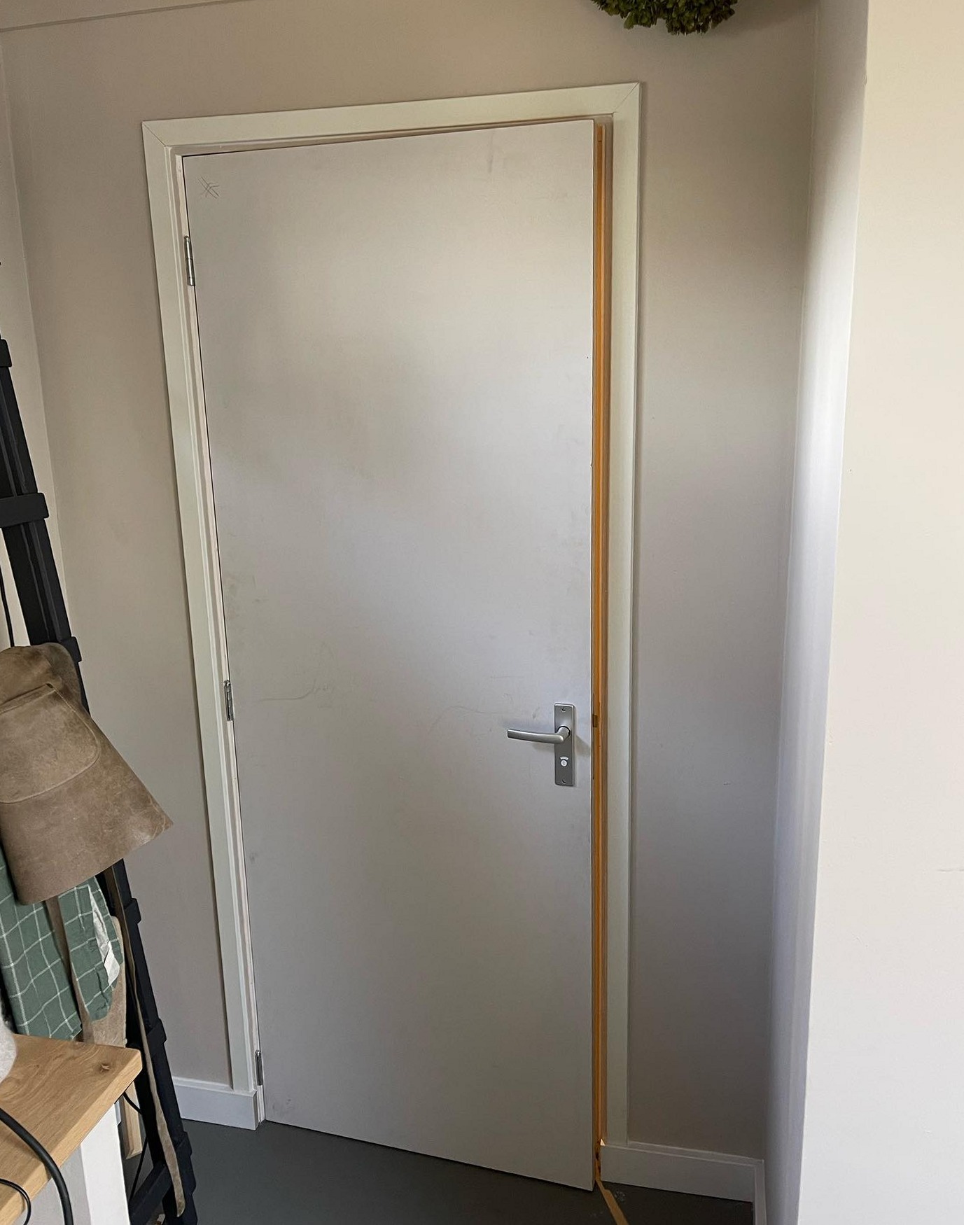 Witte binnendeur met houten kozijn