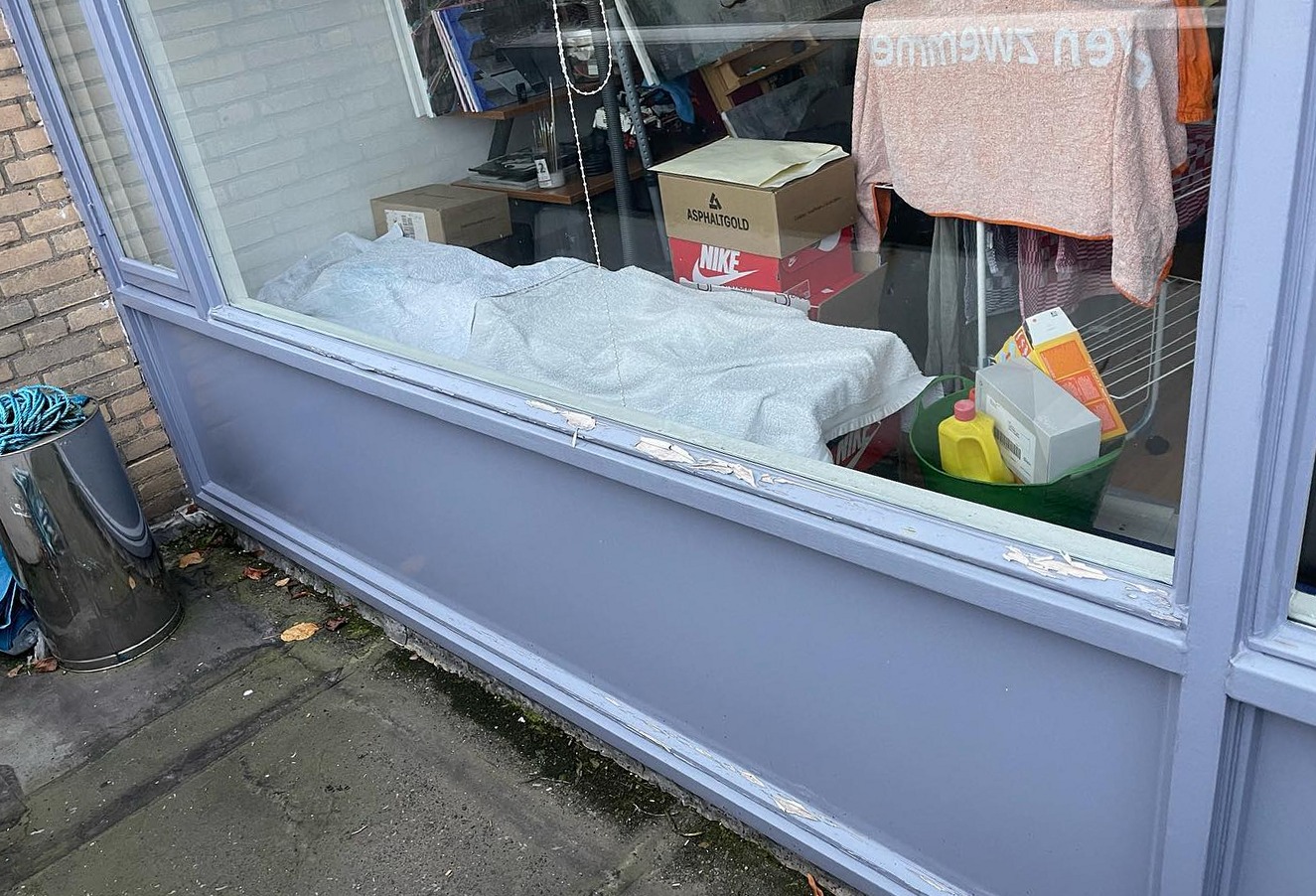 Lichtgrijs geschilderd kozijn met vervangen neuslatten aan de buitenzijde